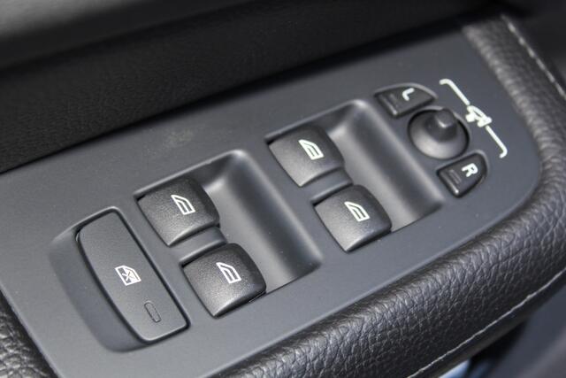 Volvo V60 2.0-250pk T5 Momentum AUTOMAAT ! Fijne comfortabele, luxe en degelijke wagen ! Autm. airco dual, elektr. panodak, elektr. achterklep, LM wielen, metallic lak, navigatie, telefoonvoorb., lederen interieur, parkeersensoren v+a, LED verlichting etc.