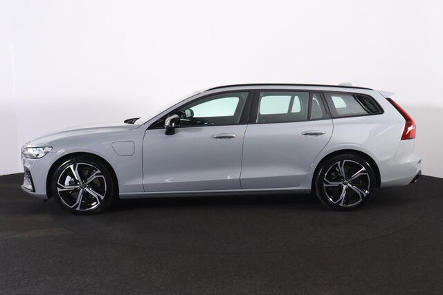 Volvo V60 T6 Plug-in hybrid AWD Plus Dark - IntelliSafe Assist & Surround - Parkeercamera achter - Verwarmde voorstoelen, stuur & achterbank - Parkeersensoren voor & achter - Elektr. bedienb. voorstoelen met geheugen - 19' LMV