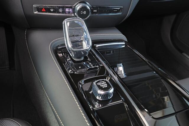 Volvo V60 T6 Plug-in hybrid AWD Plus Dark - IntelliSafe Assist & Surround - Parkeercamera achter - Verwarmde voorstoelen, stuur & achterbank - Parkeersensoren voor & achter - Elektr. bedienb. voorstoelen met geheugen - 19' LMV