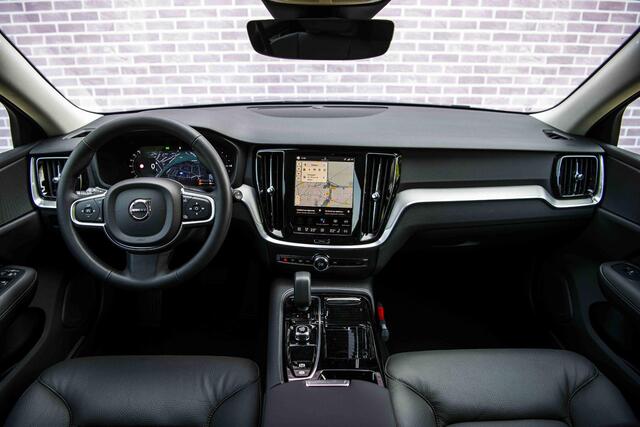 Volvo V60 2.0 T6 Plug-in hybrid AWD Essential | Climate | Driver Assist | Leder| getint glas | 19" | Forest Lake | MY 2026