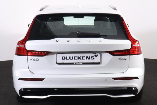 Volvo V60 T6 Recharge AWD Plus Dark - IntelliSafe Assist & Surround - 360º Camera - Harman/Kardon audio - Verwarmde voorstoelen, stuur & achterbank - Parkeersensoren voor & achter - Elektr. bedienb. voorstoelen met geheugen - Elektr. inklapbare trekhaak - 18' LMV