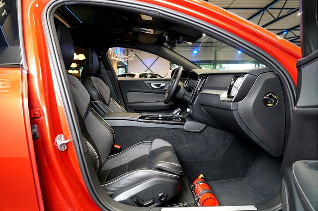 Volvo V60 2.0 T8 AWD Long Range 335kW/455pk Aut8 Plug-in hybrid Plus Dark PANORAMADAK + PILOT ASSIST + EL.TREKHAAK + STOEL-&STUURVERWARMING + MATRIX LED + ADAPT.CRUISE + KEYLESS + SPORTSTOELEN + CAMERA + PARKSENSOREN V&A + 19" LM-VELGEN!!