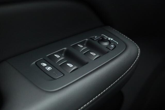 Volvo V60 T6 Recharge Ultra Dark | Pano | HUD | B&W | Stoelventi. | Massage | Memory seats | Elek. Trekhaak | 360cam