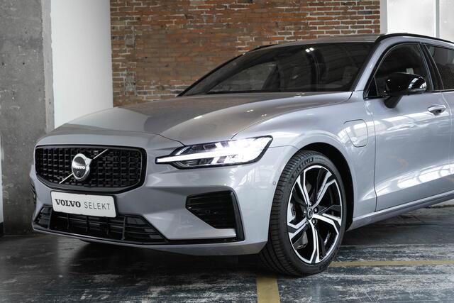 Volvo V60 T6 Plug-in hybrid AWD Plus Dark Panorama Schuif/Kanteldak | 360° Parkeercamera | Head-Up Display | Stoelverwarming | Google Infotainment | Parkeersensoren voor + achter | 19" 5-Spaaks Black / Diamond Cut velgen | Longe Range |
