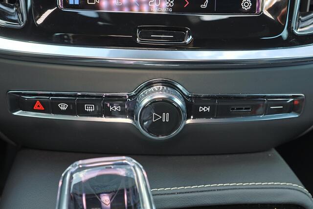 Volvo V60 T6 Recharge AWD Plus Dark - IntelliSafe Assist & Surround - 360º Camera - Harman/Kardon audio - Verwarmde voorstoelen, stuur & achterbank - Parkeersensoren voor & achter - Elektr. bedienb. voorstoelen met geheugen - Elektr. inklapbare trekhaak - 18' LMV