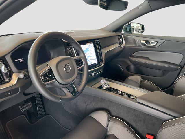 Volvo V60 2.0 B4 Plus Dark, HARMAN/KARDON, LEDER, Elektrische stoelen met geheugen . Een proefrit levert het bewijs. Neem contact op en we maken een afspraak!