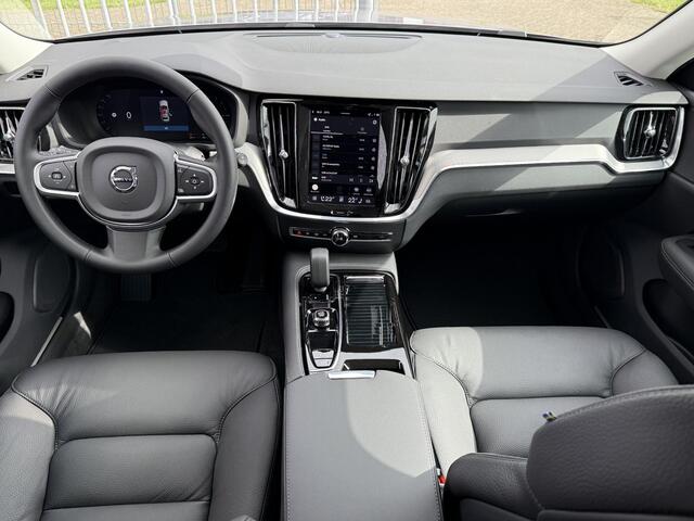 Volvo V60 2.0 T6 Plug-in hybrid AWD Essential | MJ 2026 | Leder | Blis | Adaptieve Cruise controle | 19" | Stuur + Stoelverwarming | Black Pack | Google | Camera | Getint glas |