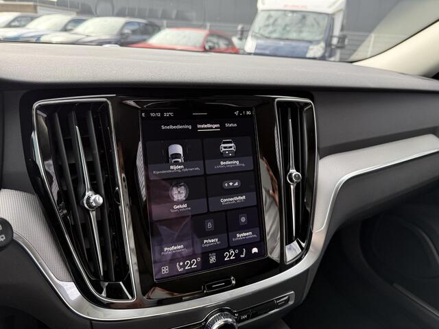 Volvo V60 2.0 T6 Plug-in hybrid AWD Essential | MJ 2026 | Leder | Blis | Adaptieve Cruise controle | 19" | Stuur + Stoelverwarming | Black Pack | Google | Camera | Getint glas |