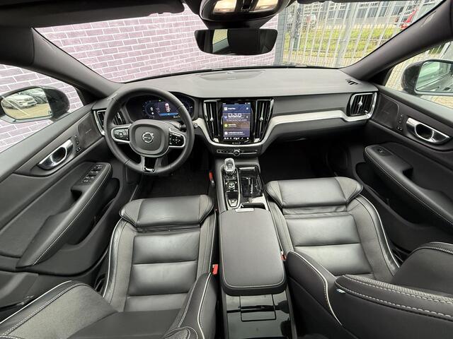 Volvo V60 2.0 T6 Plug-in hybrid AWD Plus Dark | Nieuw Binnen | Trekhaak | Adaptive Cruise Control | Panoramadak | 360 Camera | Harman/Kardon | Stuurverwarming | Stoelverwarming voor & achter | Power Seats | Sportstoelen |