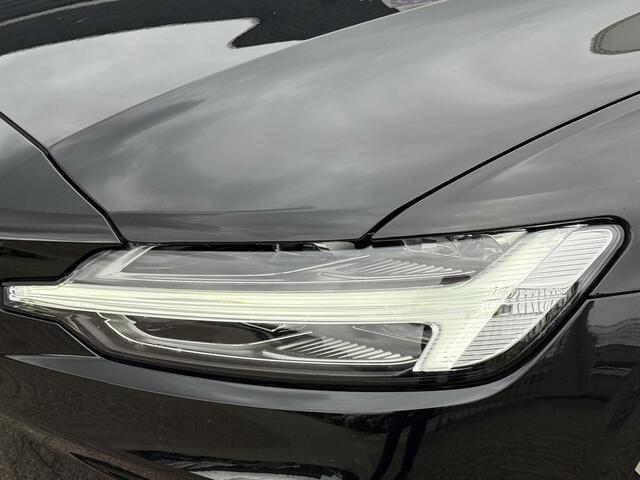 Volvo V60 2.0 T6 Plug-in hybrid AWD Plus Dark | Nieuw Binnen | Trekhaak | Adaptive Cruise Control | Panoramadak | 360 Camera | Harman/Kardon | Stuurverwarming | Stoelverwarming voor & achter | Power Seats | Sportstoelen |