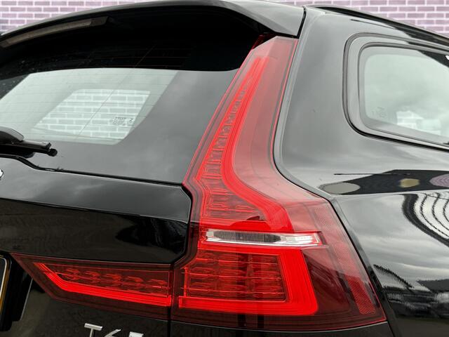 Volvo V60 2.0 T6 Plug-in hybrid AWD Plus Dark | Nieuw Binnen | Trekhaak | Adaptive Cruise Control | Panoramadak | 360 Camera | Harman/Kardon | Stuurverwarming | Stoelverwarming voor & achter | Power Seats | Sportstoelen |