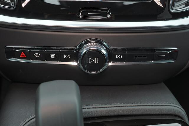 Volvo V60 T6 Recharge AWD Plus Dark - LONG RANGE - IntelliSafe Assist & Surround - 360º Camera - Harman/Kardon audio - Adaptieve LED koplampen - Verwarmde voorstoelen, stuur & achterbank - Parkeersensoren voor & achter - Elektr. bedienb. voorstoelen met geheugen - 