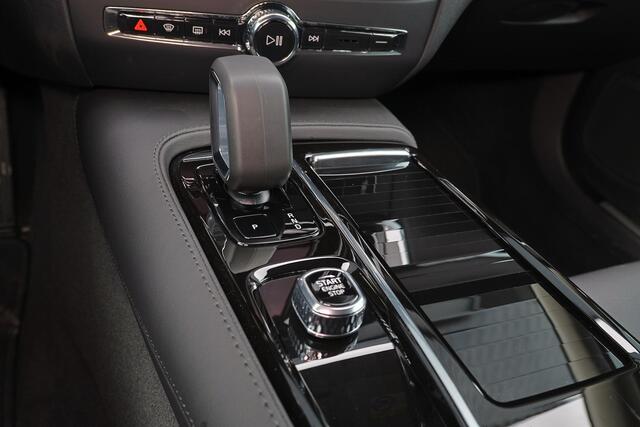 Volvo V60 T6 Recharge AWD Plus Dark - LONG RANGE - IntelliSafe Assist & Surround - 360º Camera - Harman/Kardon audio - Adaptieve LED koplampen - Verwarmde voorstoelen, stuur & achterbank - Parkeersensoren voor & achter - Elektr. bedienb. voorstoelen met geheugen - 