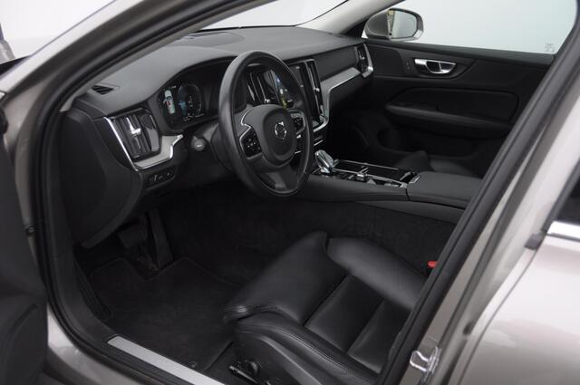 Volvo V60 T6 340PK Automaat Recharge AWD Inscription / Panoramadak / BLIS / Parkeersensoren met camera / Elektrische achterklep / Stoel - en stuurwielverwarming / Getint glas / Adaptieve cruise control