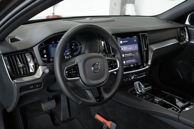 Volvo V60 2.0 T6 Plug-in hybrid AWD Plus Dark | Verwarmbare Voorstoelen (met geheugen), Stuurwiel en Achterbank | Semi-Elektrische Trekhaak | Verwarmbare Voorruit | Premium Audio by Harman Kardon | 360-Camera
