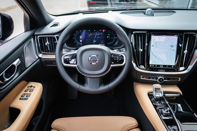 Volvo V60 T6 Plug-in hybrid AWD Ultra Dark | Adaptieve Cruise Control | Bowers & Wilkins Audio | Stoelventilatie + Massage | 360 Camera | Head-Up Display | 19 Inch Lichtmetalen Velgen