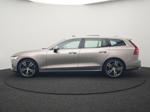 Volvo V60 T8 Twin Engine AWD Inscription Plug In Hybrid 390pk Dealer O.H. PHEV | Trekhaak Af Fabriek | Panodak | Adaptive Cruise | Head Up | Harman & Kardon | Lederen Sportstoelen Memory & Verwarmd | Blis | Pilot Assist | Spotify | Navigatie | Virtual | DAB |