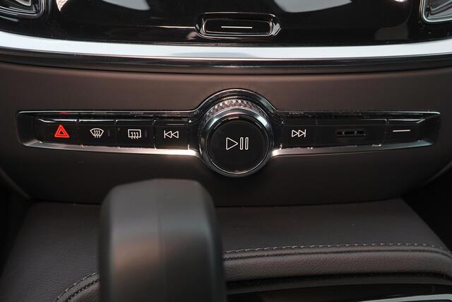 Volvo V60 T6 Recharge AWD Plus Dark - IntelliSafe Assist & Surround - 360º Camera - Harman/Kardon audio - Adaptieve LED koplampen - Verwarmde voorstoelen, stuur & achterbank - Parkeersensoren voor & achter - Elektr. bedienb. voorstoelen met geheugen - Extra getint 