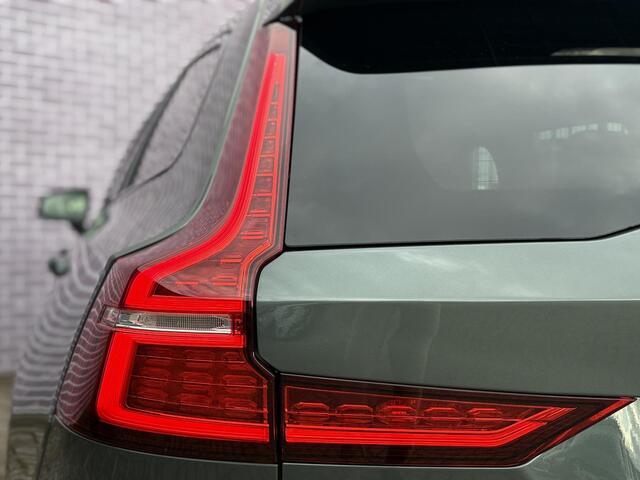 Volvo V60 2.0 T6 Plug-in hybrid AWD Ultra Dark | Styling Pack | Bowers & Wilkins | Massage | Stoel ventilatie + Verwarming | Panorama Schuifdak | HUD | Adaptieve Cruise | BLIS | 360° Camera |