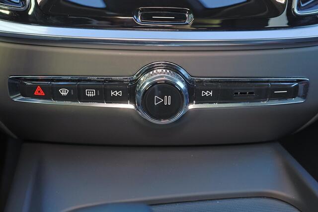 Volvo V60 B4 Plus Dark - Panorama/schuifdak - IntelliSafe Assist & Surround - 360º Camera - Harman/Kardon audio - Adaptieve LED koplampen - Verwarmde voorstoelen, stuur & achterbank - Parkeersensoren voor & achter - Elektr. bedienb. voorstoelen met geheugen - Draad