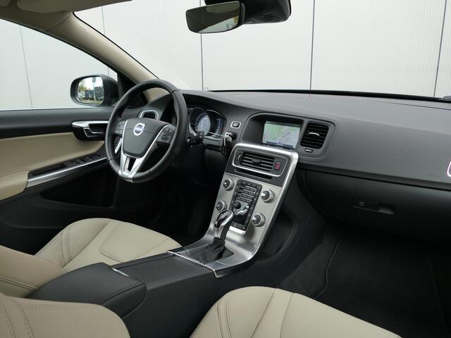 Volvo V60 T2 AUT Momentum Trekhaak / Xenon / Navi / Cruise control