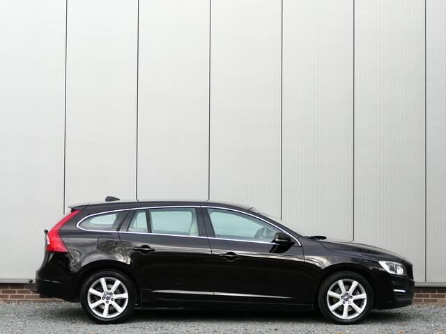 Volvo V60 T2 AUT Momentum Trekhaak / Xenon / Navi / Cruise control
