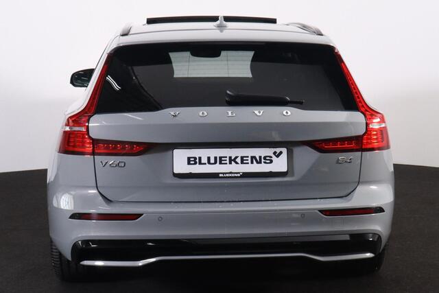 Volvo V60 B4 Plus Dark - Panorama/schuifdak - IntelliSafe Assist & Surround - 360º Camera - Harman/Kardon audio - Adaptieve LED koplampen - Verwarmde voorstoelen, stuur & achterbank - Parkeersensoren voor & achter - Elektr. bedienb. voorstoelen met geheugen - Draad