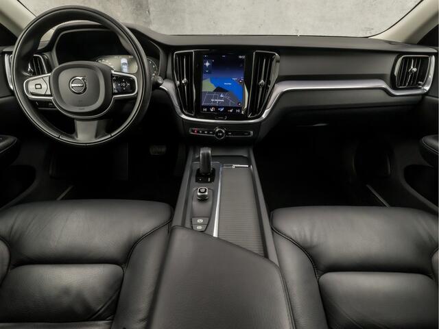 Volvo V60 2.0 B3 R-Design Sport 177Pk Automaat (APPLE CARPLAY, GROOT NAVI, CAMERA, LEDEREN SPORTSTOELEN, STUUR/STOELVERWARMING, GETINT GLAS, ADAPTIVE CRUISE, LED KOPLAMPEN, DAB+, NIEUWSTAAT)