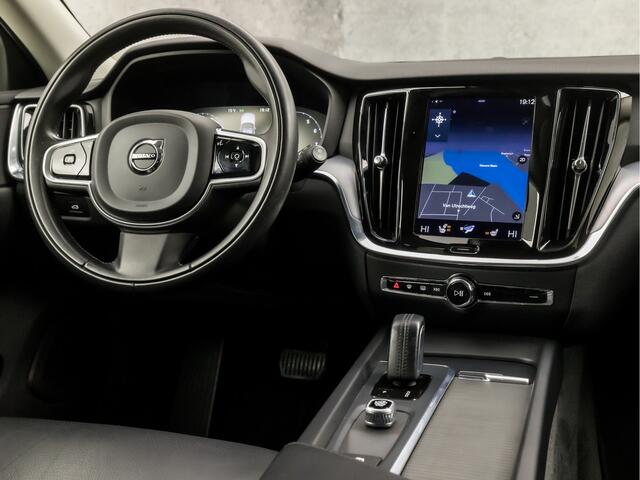 Volvo V60 2.0 B3 R-Design Sport 177Pk Automaat (APPLE CARPLAY, GROOT NAVI, CAMERA, LEDEREN SPORTSTOELEN, STUUR/STOELVERWARMING, GETINT GLAS, ADAPTIVE CRUISE, LED KOPLAMPEN, DAB+, NIEUWSTAAT)
