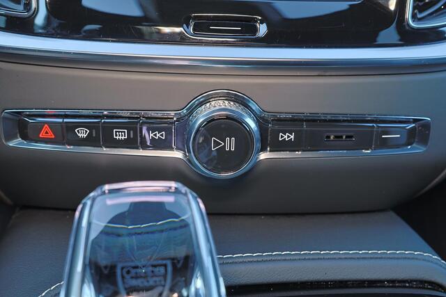 Volvo V60 T6 Recharge AWD Plus Dark - IntelliSafe Assist & Surround - 360º Camera - Harman/Kardon audio - Adaptieve LED koplampen - Verwarmde voorstoelen, stuur & achterbank - Parkeersensoren voor & achter - Elektr. bedienb. voorstoelen met geheugen - Nappa Lederen