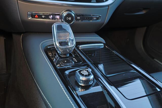 Volvo V60 T6 Recharge AWD Plus Dark - IntelliSafe Assist & Surround - 360º Camera - Harman/Kardon audio - Adaptieve LED koplampen - Verwarmde voorstoelen, stuur & achterbank - Parkeersensoren voor & achter - Elektr. bedienb. voorstoelen met geheugen - Nappa Lederen