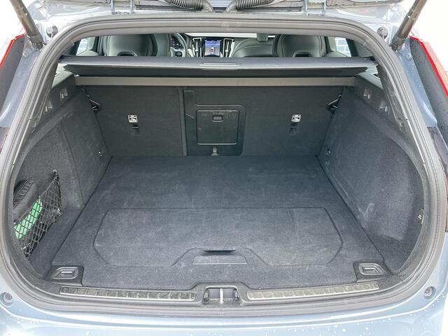 Volvo V60 2.0 B3 Plus Dark | Adaptieve Cruise Control | Trekhaak | 20" Turbine Velgen | Panoramadak | 360 Camera | Harman Kardon Audio |