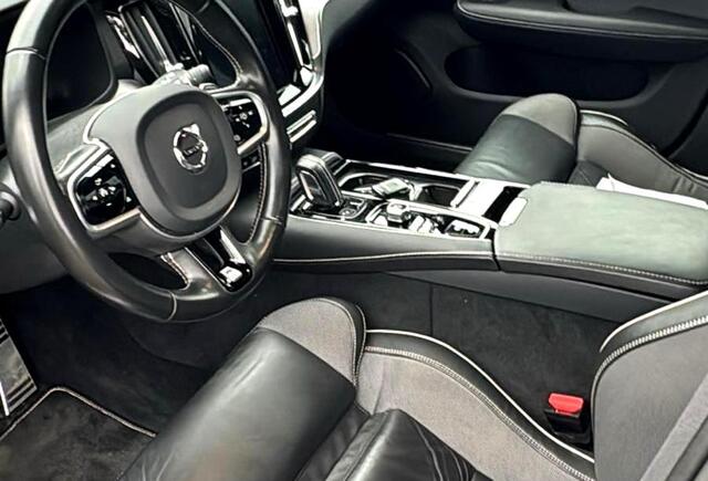 Volvo V60 2.0 T6 AWD 250kW/340pk Aut8 Recharge R-Design HARMAN/KARDON + ADAPT.CRUISE + STYLING PAKKET + EL.TREKHAAK + PILOT ASSIST + STOEL-&STUURVERWARMING + STANDKACHEL + ON-CALL + CAMERA + PARKSENSOREN + 19" LM-VELGEN!!