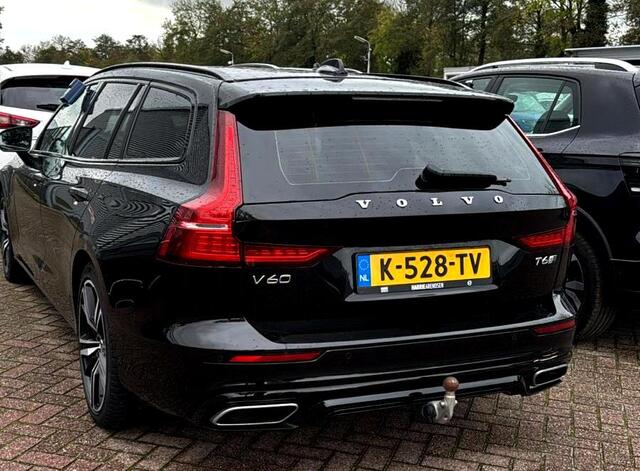 Volvo V60 2.0 T6 AWD 250kW/340pk Aut8 Recharge R-Design HARMAN/KARDON + ADAPT.CRUISE + STYLING PAKKET + EL.TREKHAAK + PILOT ASSIST + STOEL-&STUURVERWARMING + STANDKACHEL + ON-CALL + CAMERA + PARKSENSOREN + 19" LM-VELGEN!!