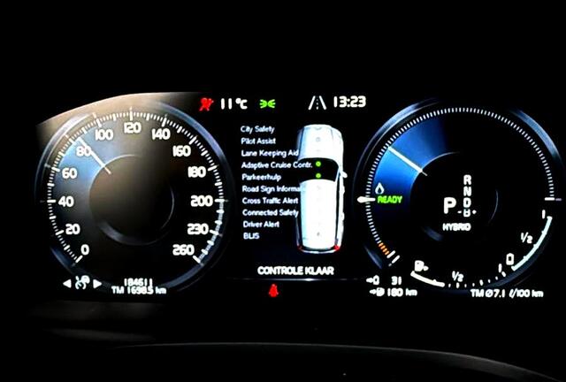 Volvo V60 2.0 T6 AWD 250kW/340pk Aut8 Recharge R-Design HARMAN/KARDON + ADAPT.CRUISE + STYLING PAKKET + EL.TREKHAAK + PILOT ASSIST + STOEL-&STUURVERWARMING + STANDKACHEL + ON-CALL + CAMERA + PARKSENSOREN + 19" LM-VELGEN!!