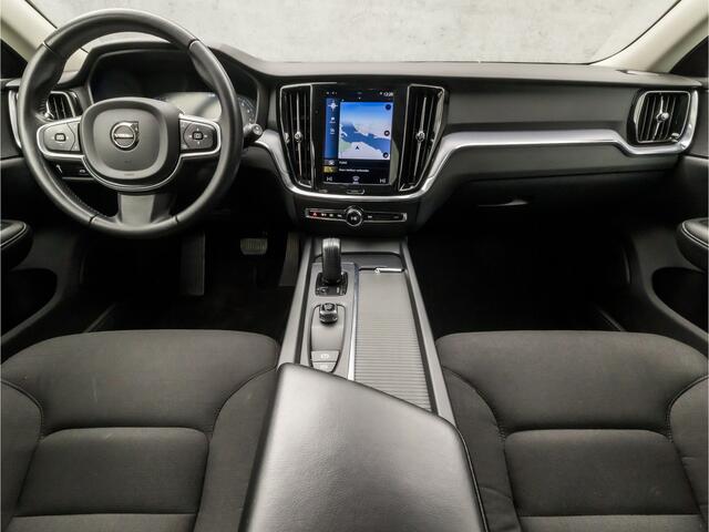Volvo V60 2.0 B3 Sport 177Pk Automaat (APPLE CARPLAY, GROOT NAVI, CAMERA, TREKHAAK, GETINT GLAS, SPORTSTOELEN, ADAPTIVE CRUISE, PARKEERSENSOREN, NIEUWE APK, NIEUWSTAAT)
