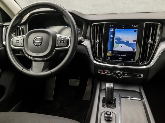 Volvo V60 2.0 B3 Sport 177Pk Automaat (APPLE CARPLAY, GROOT NAVI, CAMERA, TREKHAAK, GETINT GLAS, SPORTSTOELEN, ADAPTIVE CRUISE, PARKEERSENSOREN, NIEUWE APK, NIEUWSTAAT)