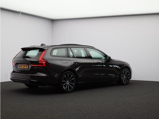 Volvo V60 2.0 T6 Plug-in hybrid AWD Plus Dark / Trekhaak / 360 camera / Pano. dak / Stoel- & stuurwielverwarming / Elek. verstelbare stoelen / Pilot Assist / Harman Kardon Audio / Blis