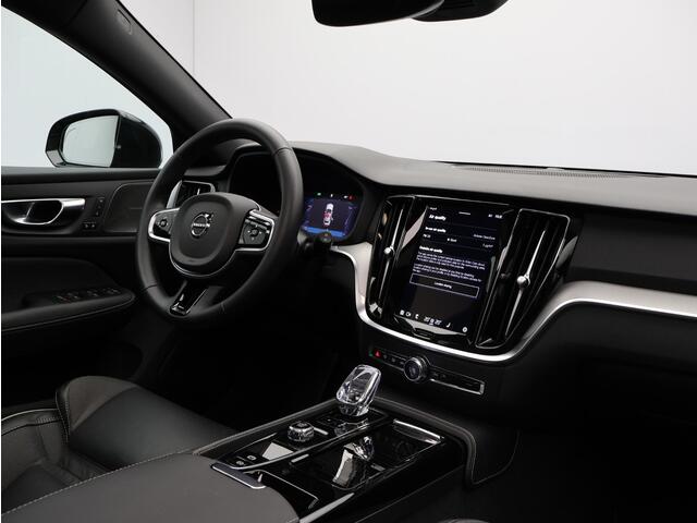 Volvo V60 2.0 T6 Plug-in hybrid AWD Plus Dark / Trekhaak / 360 camera / Pano. dak / Stoel- & stuurwielverwarming / Elek. verstelbare stoelen / Pilot Assist / Harman Kardon Audio / Blis