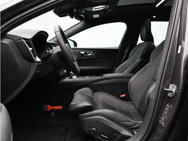 Volvo V60 2.0 T6 Plug-in hybrid AWD Plus Dark / Trekhaak / 360 camera / Pano. dak / Stoel- & stuurwielverwarming / Elek. verstelbare stoelen / Pilot Assist / Harman Kardon Audio / Blis
