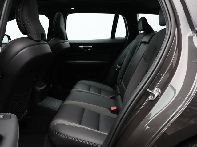 Volvo V60 2.0 T6 Plug-in hybrid AWD Plus Dark / Trekhaak / 360 camera / Pano. dak / Stoel- & stuurwielverwarming / Elek. verstelbare stoelen / Pilot Assist / Harman Kardon Audio / Blis