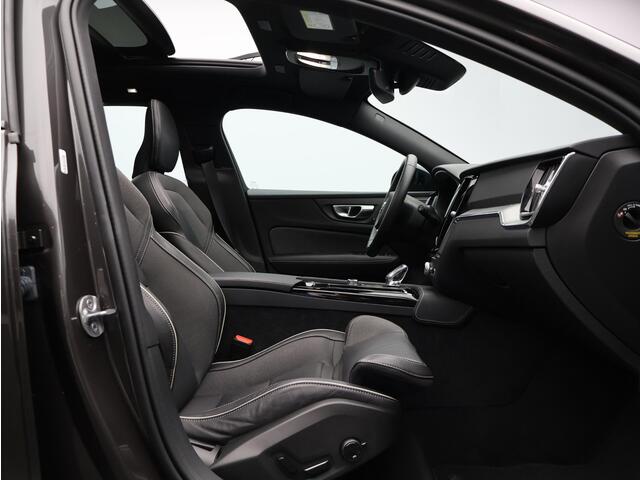 Volvo V60 2.0 T6 Plug-in hybrid AWD Plus Dark / Trekhaak / 360 camera / Pano. dak / Stoel- & stuurwielverwarming / Elek. verstelbare stoelen / Pilot Assist / Harman Kardon Audio / Blis