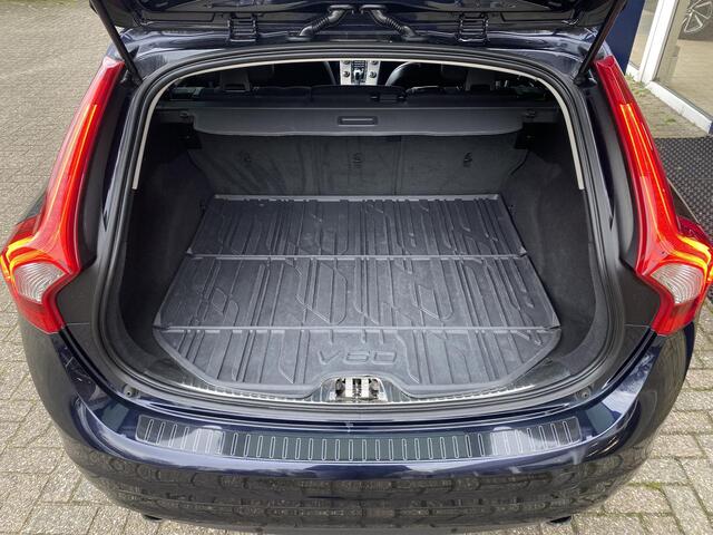 Volvo V60 2.0 T3 Momentum / NL-Auto / 1e-Eigenaar / Dealer-Onderhouden / Standkachel / Stoelverwarming / Elektr.-Stoelen met Geheugen / Cruise-Control / Climate-Control / Dodehoek-Detectie / Radio-Bluetooth / Navi / Armsteun V+A / PDC-Achter / 17'' LMV / ENZ.