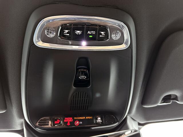 Volvo V60 2.0 T8 Plug-in Hybride AWD R-Design / Panoramadak / Leder / Navigatie / Adap. Cruise / Pdc.V+A / Stuur- Stoelverwarming / Apk 10-2025