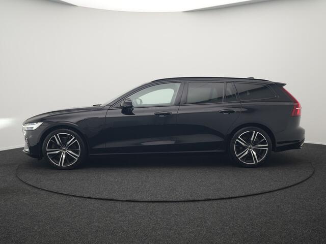 Volvo V60 T6 Recharge AWD R-Design Plug In Hybrid 340pk Dealer O.H. PHEV | Trekhaak Af Fabriek | Adaptive Cruise | Camera | Harman & Kardon | Lederen Sportstoelen Memory & Verwarmd | Apple Carplay | Navigatie | Stuur Verwarmd | Blis | Keyless | DAB |