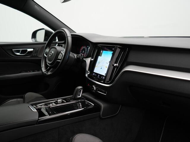 Volvo V60 T6 Recharge AWD R-Design Plug In Hybrid 340pk Dealer O.H. PHEV | Trekhaak Af Fabriek | Adaptive Cruise | Camera | Harman & Kardon | Lederen Sportstoelen Memory & Verwarmd | Apple Carplay | Navigatie | Stuur Verwarmd | Blis | Keyless | DAB |