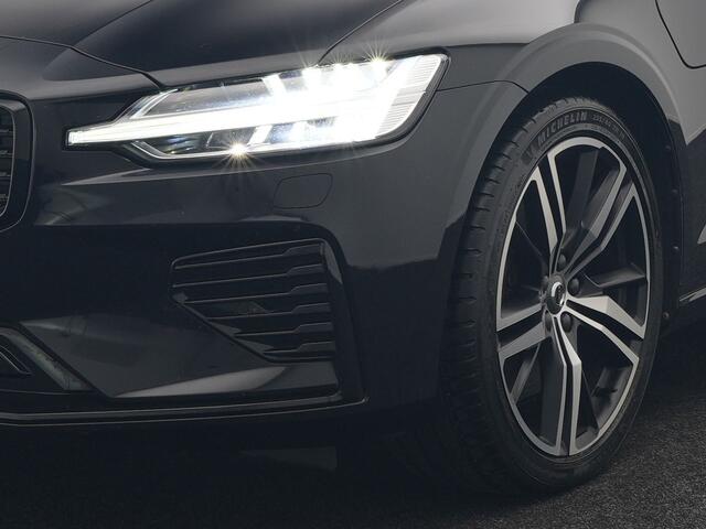 Volvo V60 T6 Recharge AWD R-Design Plug In Hybrid 340pk Dealer O.H. PHEV | Trekhaak Af Fabriek | Adaptive Cruise | Camera | Harman & Kardon | Lederen Sportstoelen Memory & Verwarmd | Apple Carplay | Navigatie | Stuur Verwarmd | Blis | Keyless | DAB |