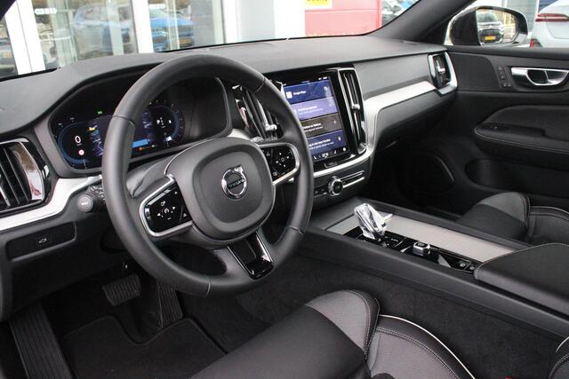 Volvo V60 2.0 B4 211PK PLUS DARK |19" 5-MULTI SPAAKS BLACK DIAMOND CUT LICHTMETALEN VELGEN | PILOT ASSIST | REMOTE START | APPLE CARPLAY / ANDROID AUTO | NAVIGATIE BY GOOGLE | DRAADLOZE TELEFOONLADER | PARK ASSIST - ACHTERUITRIJCAMERA EN PAKEERSENSOREN VOOR + ACHT