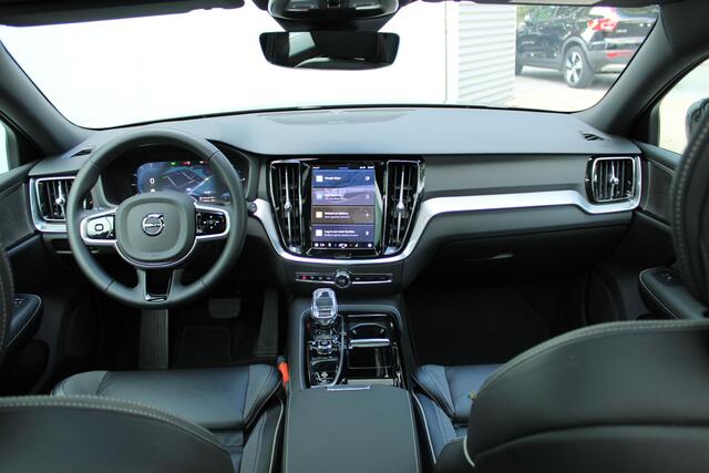 Volvo V60 T6 Automaat Plug-in hybrid AWD Plus Dark | 360° camera | Sunroof | Premium audio by Harman Kardon | Semi- Elektrische Trekhaak | Verwarmbare Voor- en achterstoelen + Stuurwiel | Verwarmbare Voorruit