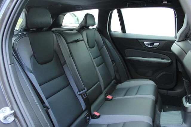 Volvo V60 T6 Automaat Plug-in hybrid AWD Plus Dark | 360° camera | Sunroof | Premium audio by Harman Kardon | Semi- Elektrische Trekhaak | Verwarmbare Voor- en achterstoelen + Stuurwiel | Verwarmbare Voorruit